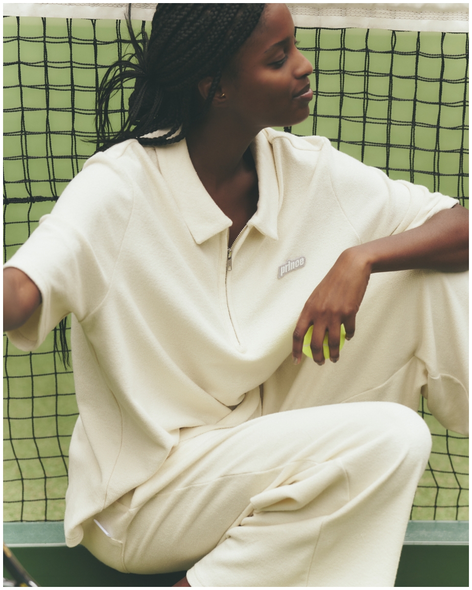 【prince|emmi】パイルポロトップス・【prince|emmi】パイルイージーパンツ・【VEJA for emmi】VOLLEYを着用した女性