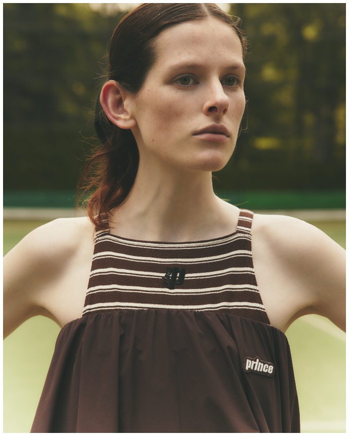 【prince|emmi】パイルキャミワンピース・【ONLINE限定カラー】【prince|emmi】ナイロンバルーンスカート・Arizona SD (PUMA)を着用した女性