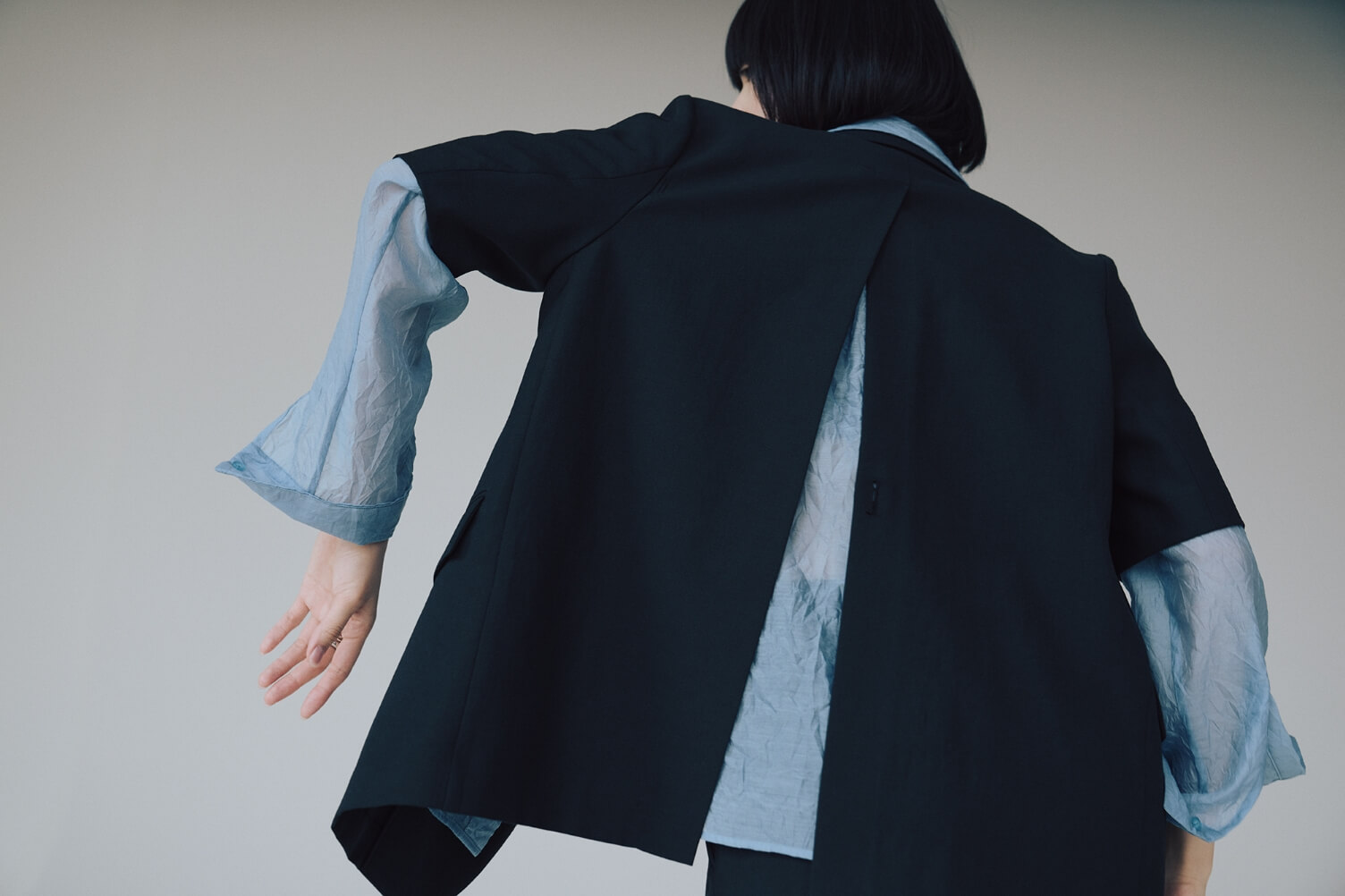 Jacket,Shirt,Bra top,Pants,Necklace (long),Necklace (short),Rings,Shoes