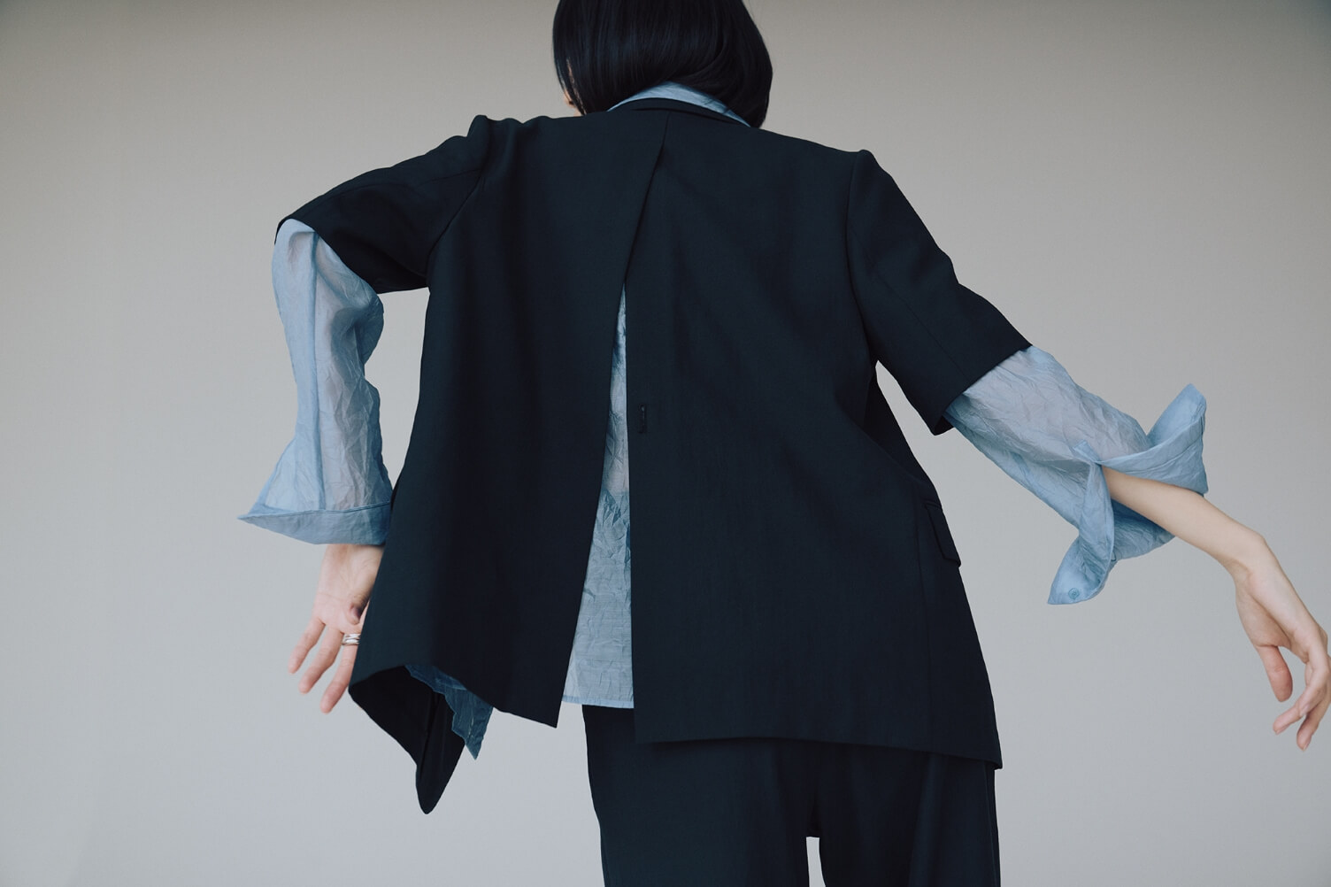 Jacket,Shirt,Bra top,Pants,Necklace (long),Necklace (short),Rings,Shoes