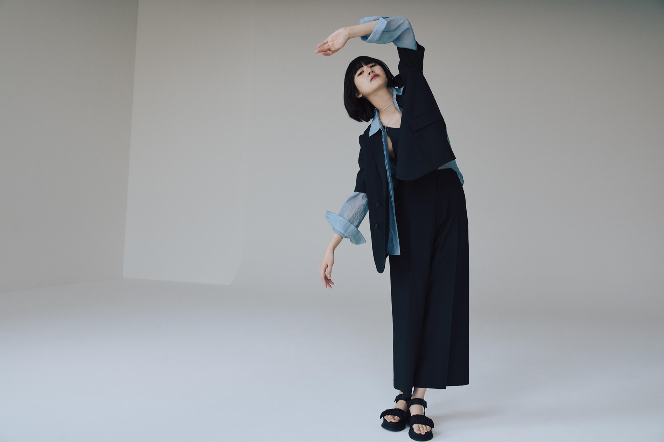 Jacket,Shirt,Bra top,Pants,Necklace (long),Necklace (short),Rings,Shoes