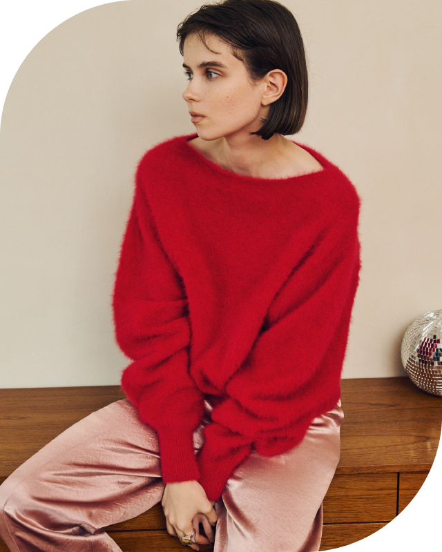 フォックスニットプルオーバー・サテンタックパンツ・イニシャルストーンリング・【NIKE】V2K RUN GTXを着用した女性