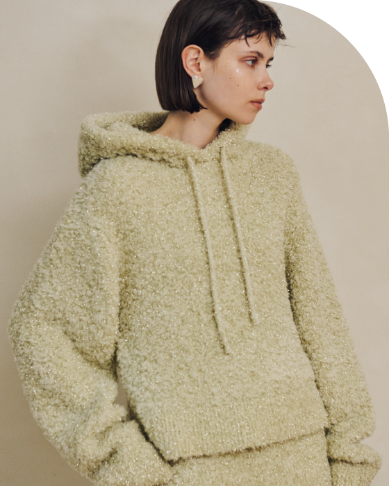 ラメニットフーディー・ラメニットブークレスカート・プランプハートピアス・コットンアクリルカラータイツ・【NIKE】W NIKE V2K RUNを着用した女性