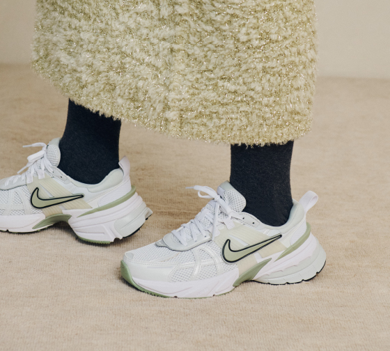 ラメニットフーディー・ラメニットブークレスカート・プランプハートピアス・コットンアクリルカラータイツ・【NIKE】W NIKE V2K RUNを着用した女性