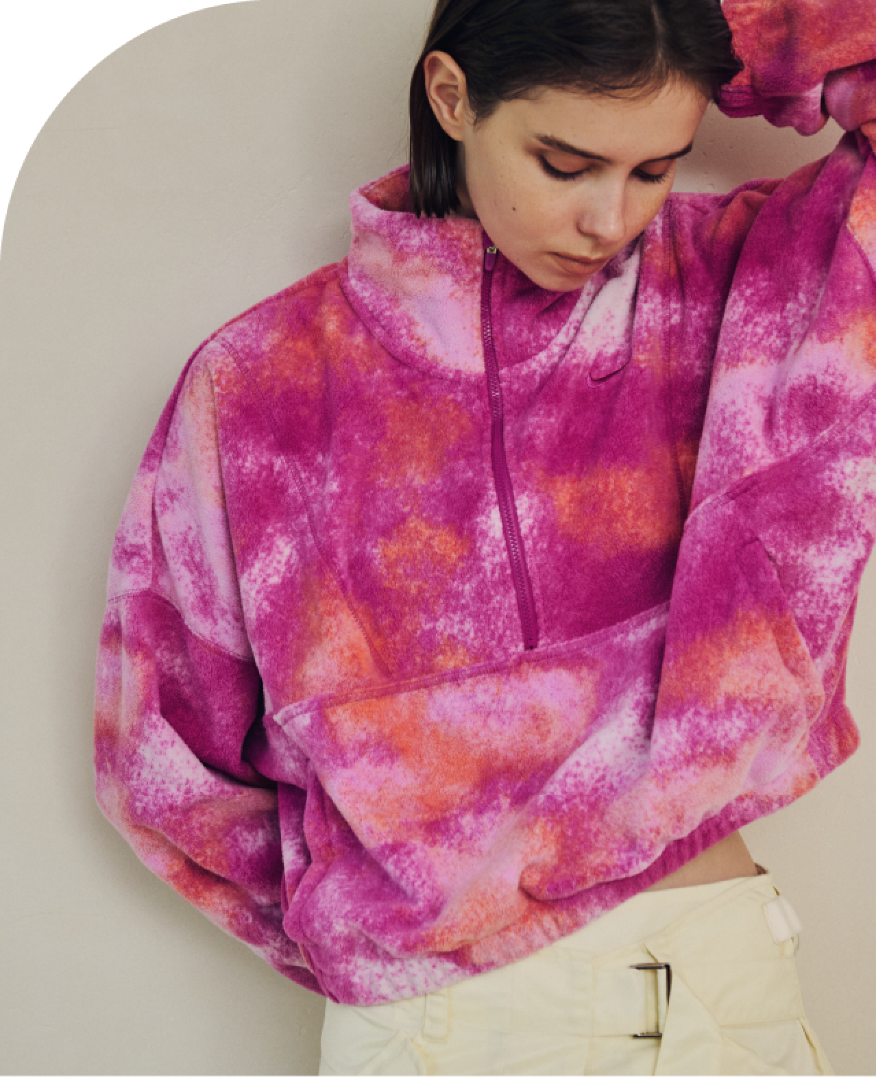 【NIKE meets emmi】ウィメンズ ワン TF ポーラー AOP フルジップ L/S フーディ・アシンメトリーデザインラップスカート・eco ニットブーツを着用した女性