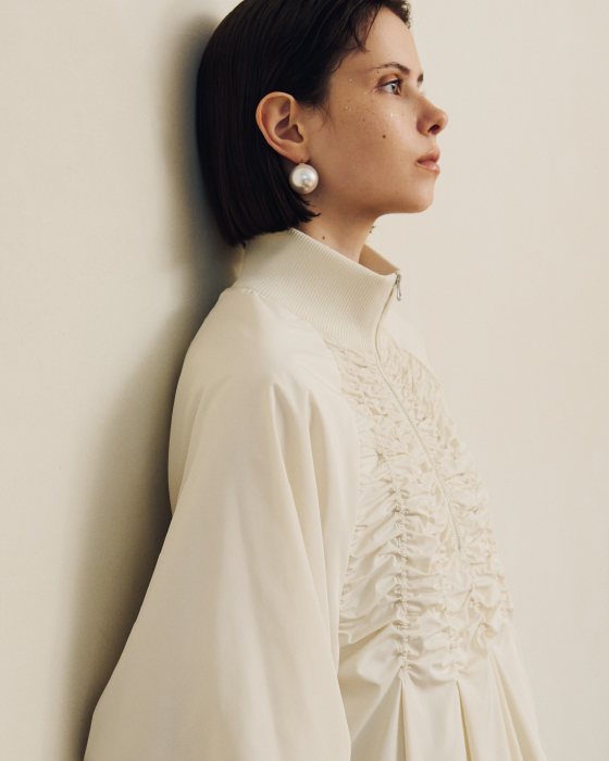 eco ギャザーディテールワンピース・ビッグパールピアス・コットンアクリルカラータイツ・【NIKE】W NIKE SHOX TLを着用した女性