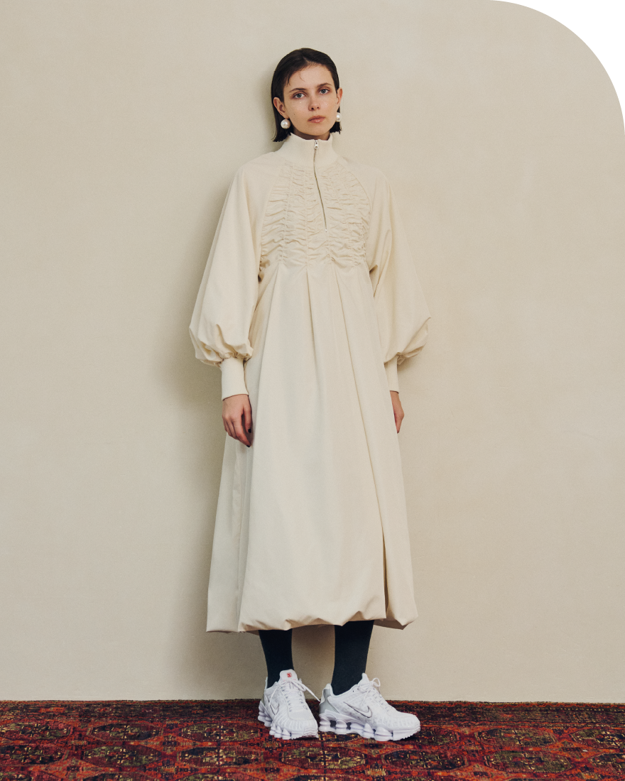 eco ギャザーディテールワンピース・ビッグパールピアス・コットンアクリルカラータイツ・【NIKE】W NIKE SHOX TLを着用した女性
