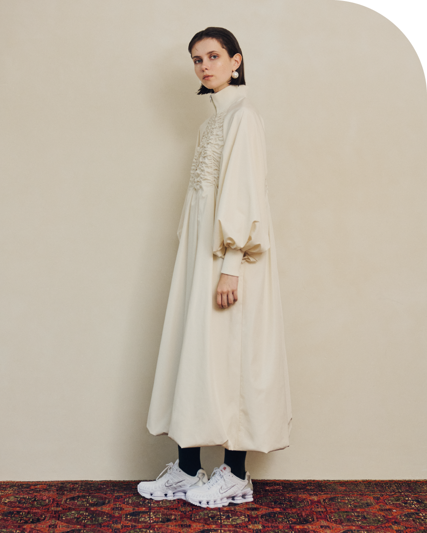 eco ギャザーディテールワンピース・ビッグパールピアス・コットンアクリルカラータイツ・【NIKE】W NIKE SHOX TLを着用した女性