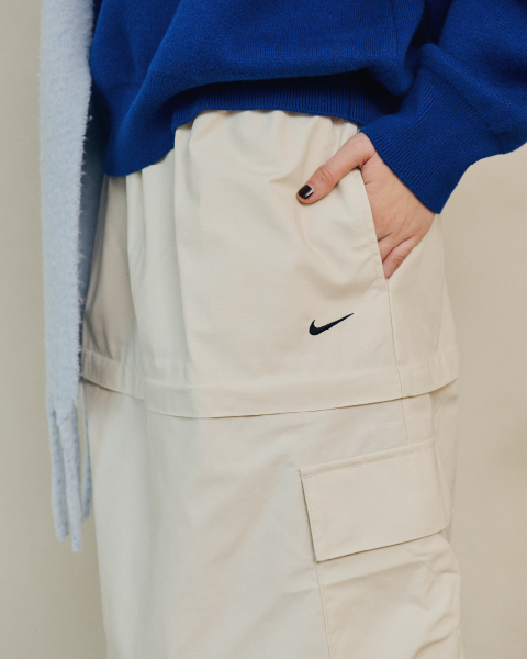 YALE ジャガードニットプルオーバー・【NIKE】WMNS NSW ESSENTIAL WOVEN MR CGO MDI・ブークレーカラーマフラー・【NIKE】Nike Dunk Lowを着用した女性