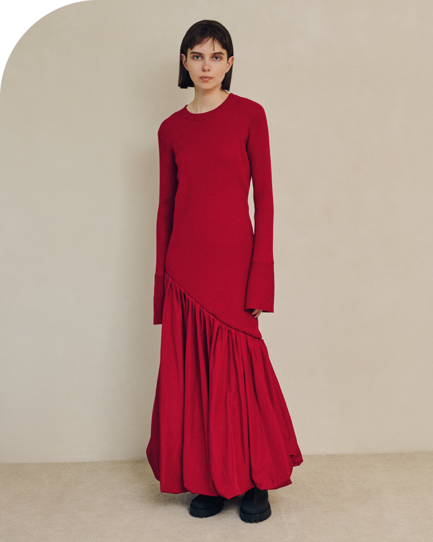 ニットドッキングアシンメトリーワンピース・eco ニットブーツを着用した女性