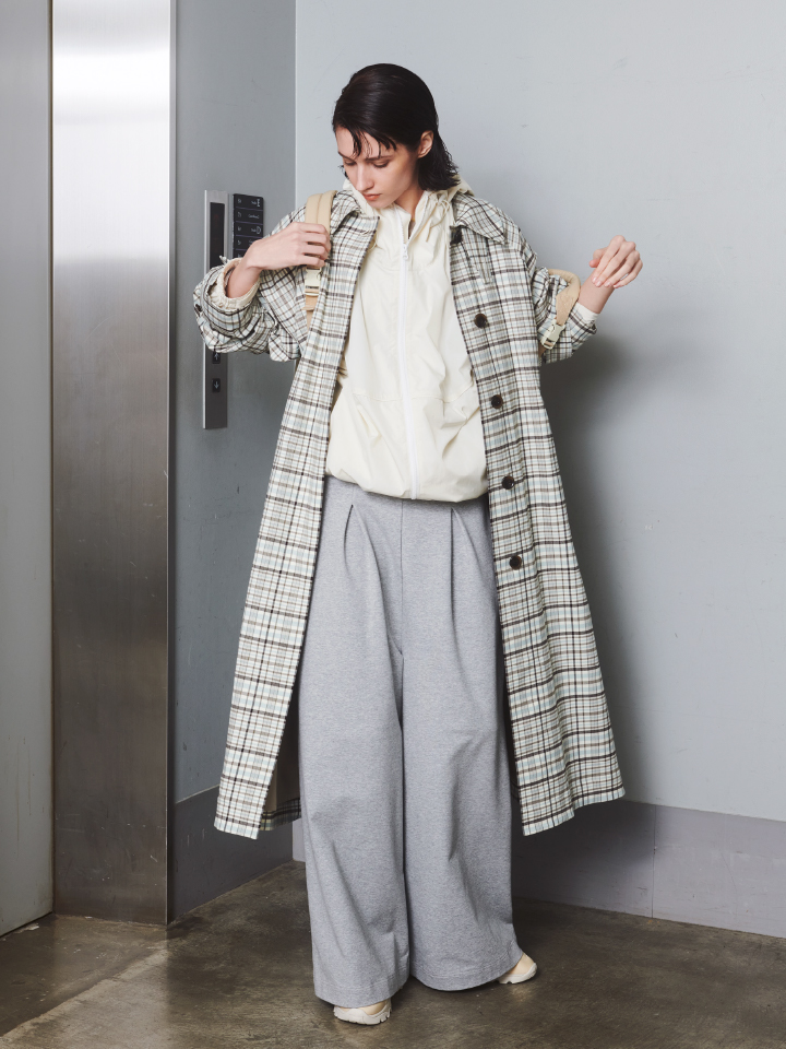 撥水チェックステンカラーコート・パーカー×ベアオールインワンセット・【ONLINE限定】eco 撥水 3wayトートバックパック・サンダルスニーカーを着用した女性