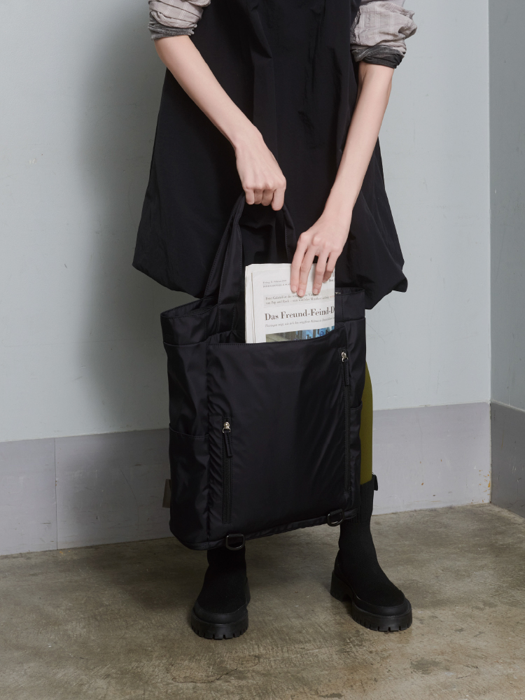 eco バルーンフォルムミニワンピース・emmiロゴアンサンブルニットトップス・セミシアーパジャマライクシャツ・【ONLINE限定】eco 撥水 3wayトートバックパックを着用した女性