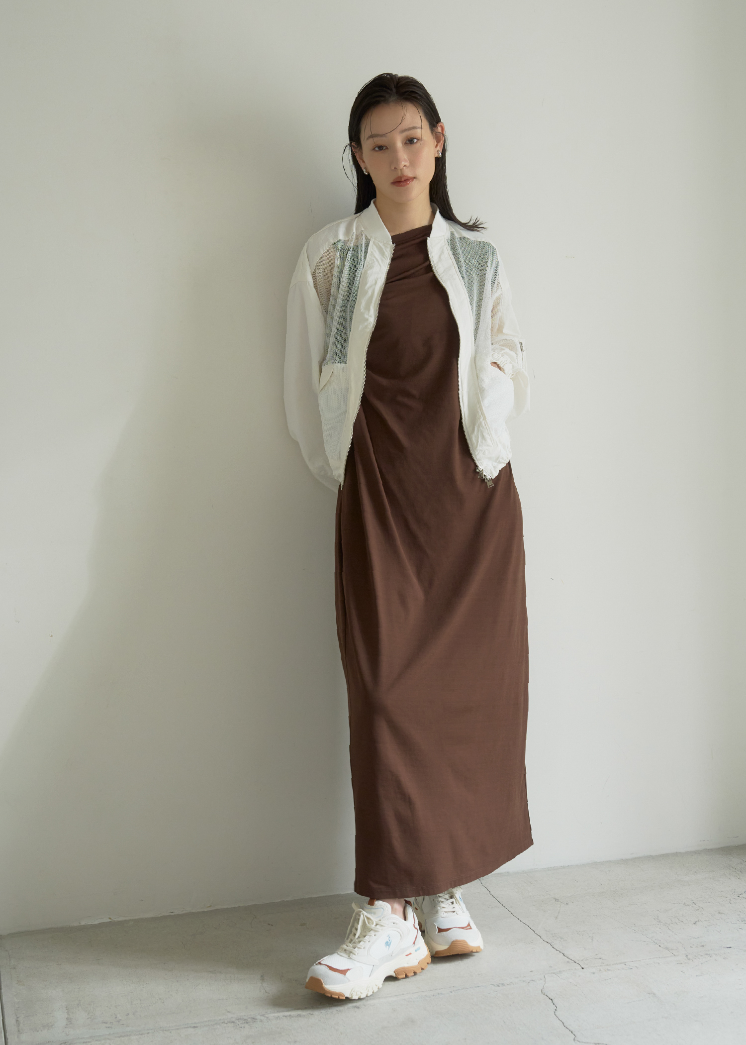 メッシュブルゾン・アシンメトリーカットワンピース・【emmi×le coq sportif】LCS BASQUE IV EMを着用した女性