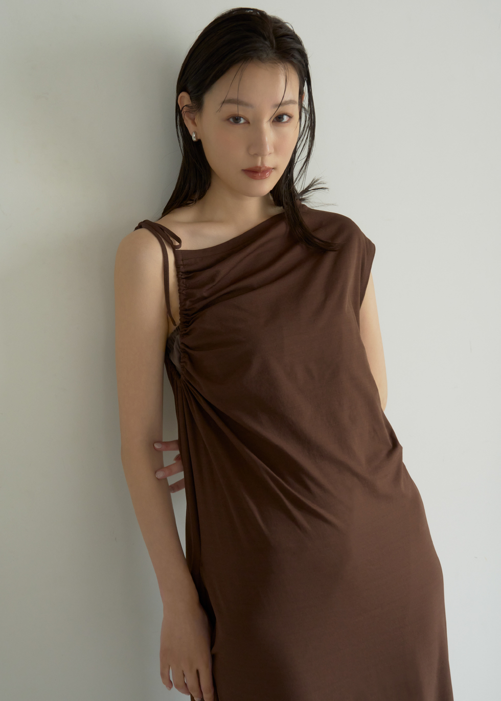 アシンメトリーカットワンピースを着用した女性