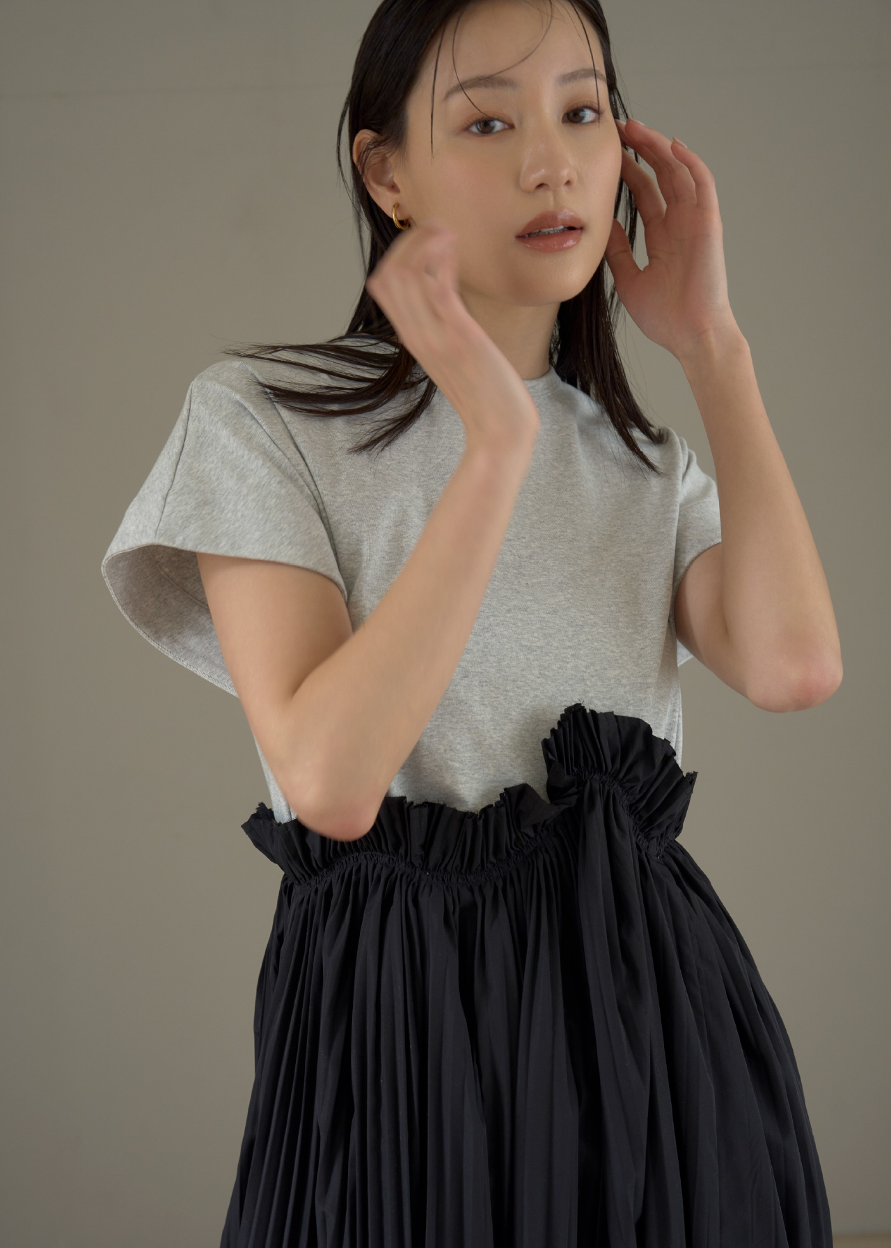 【限定カラー】カットドッキングプリーツワンピース・SHAKA/CHILL OUT EXを着用した女性