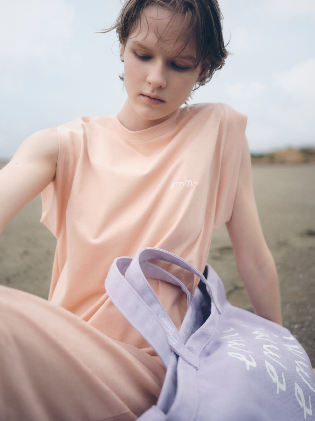 【emmi×ecostore】UpDRIFT emmiロゴワンピース・【emmi×ecostore】eco キャンバストート・【emmi yoga】emmiロゴジャガ－ドバスタオルを着用した女性