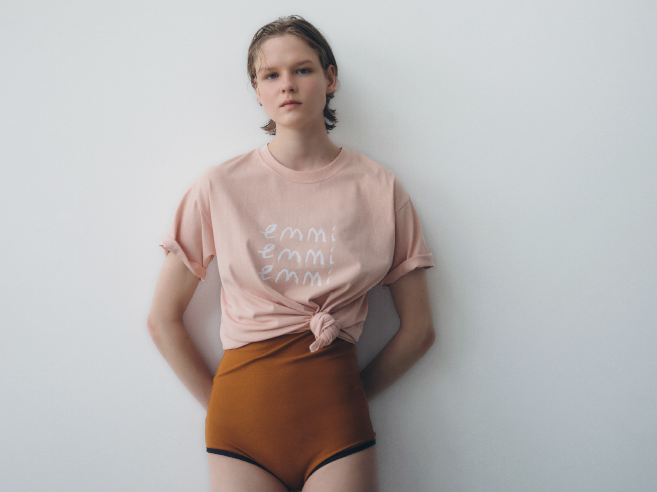 【emmi×ecostore】UpDRIFT emmiロゴTシャツ・スカーフ付きスイムウェアを着用した女性