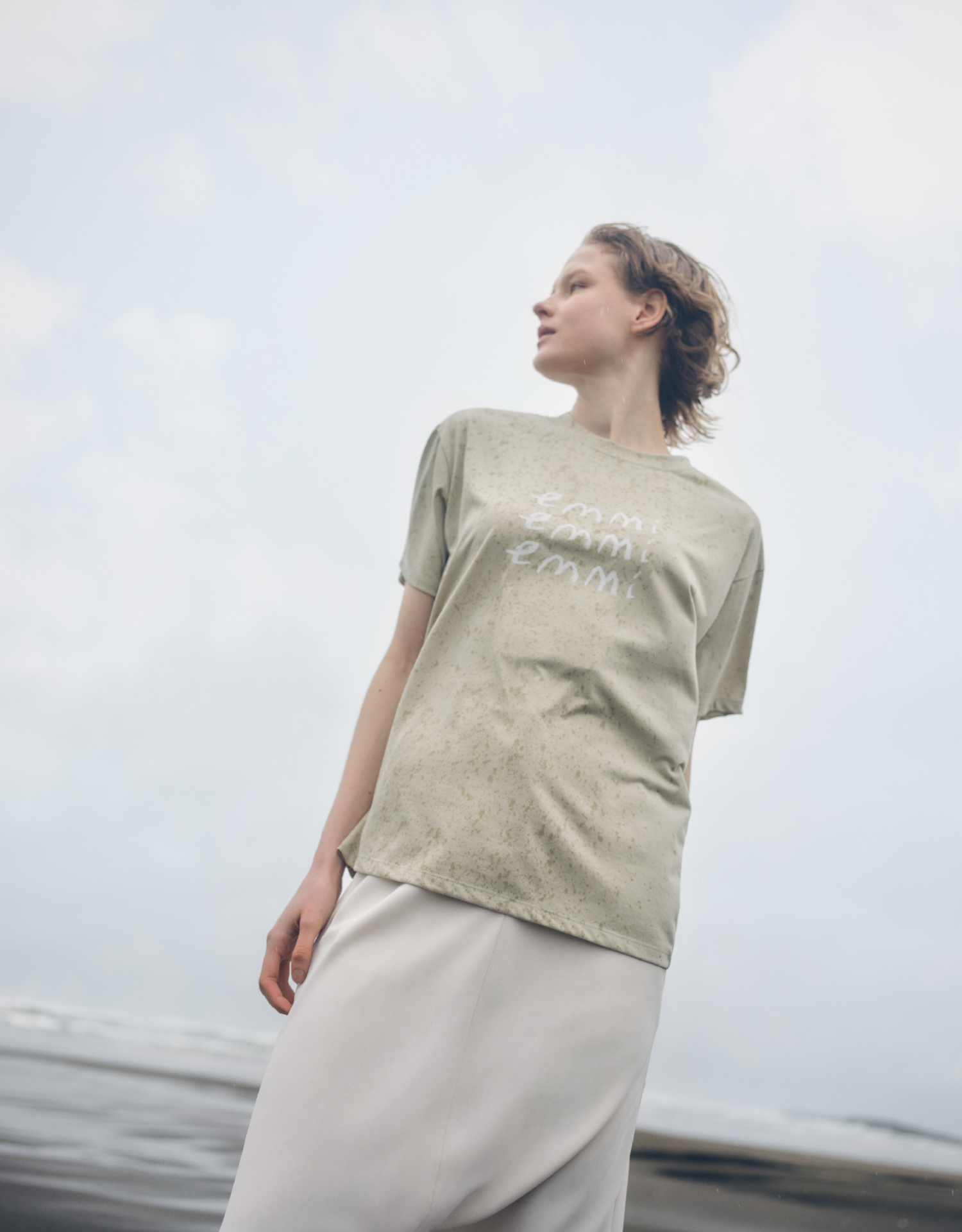 【emmi×ecostore】UpDRIFT emmiロゴTシャツ・ナロースカート・【KEEN】HYPERPORT H2を着用した女性