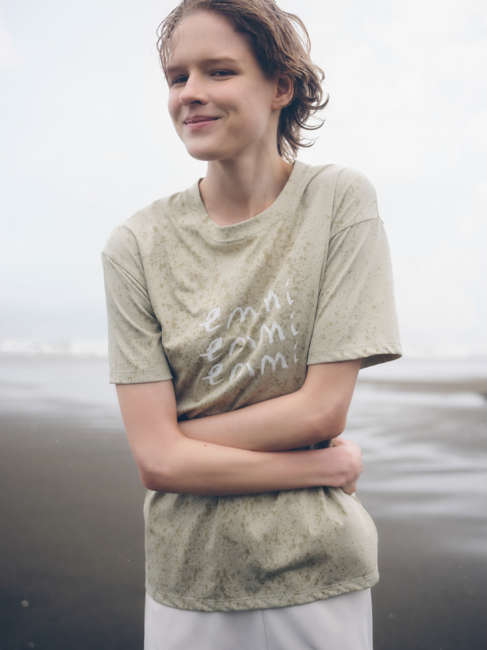 【emmi×ecostore】UpDRIFT emmiロゴTシャツ・ナロースカート・【KEEN】HYPERPORT H2を着用した女性
