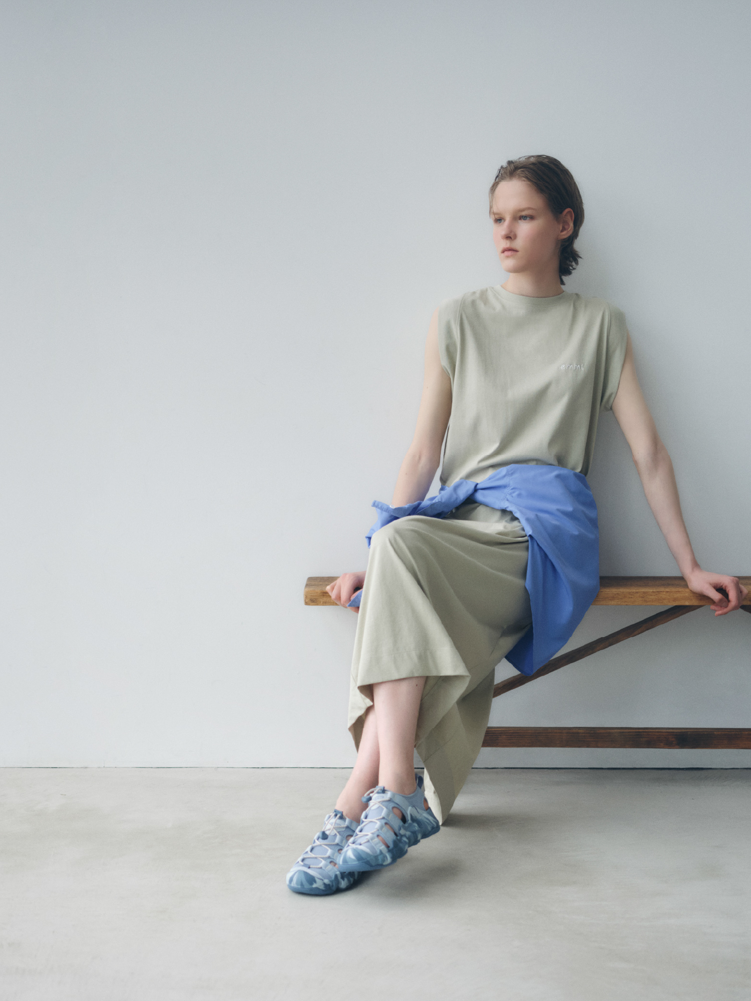 【emmi×ecostore】UpDRIFT emmiロゴワンピース・イージーケアタックシャツ・【emmi×KEEN】NICE MINT TEE×MESH OP SETを着用した女性