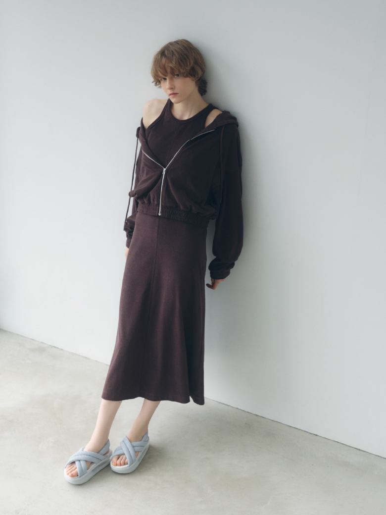 Plax パイルフードパーカー・Plax パイルアメスリワンピース・【NIKE】AIR MAX ISLA SANDALを着用した女性