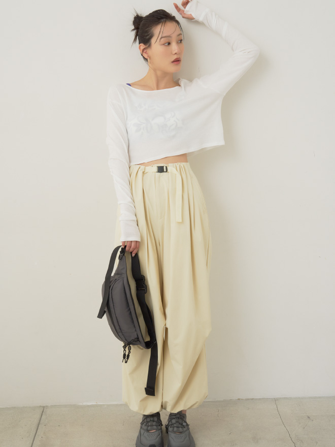2way クロップド丈トップス、プルメリアアートブラトップ、eco 撥水パラシュートパンツ、Colombia / Great Smoky Garden™ E. Hip Bag、ORKID SANDALの着用イメージ