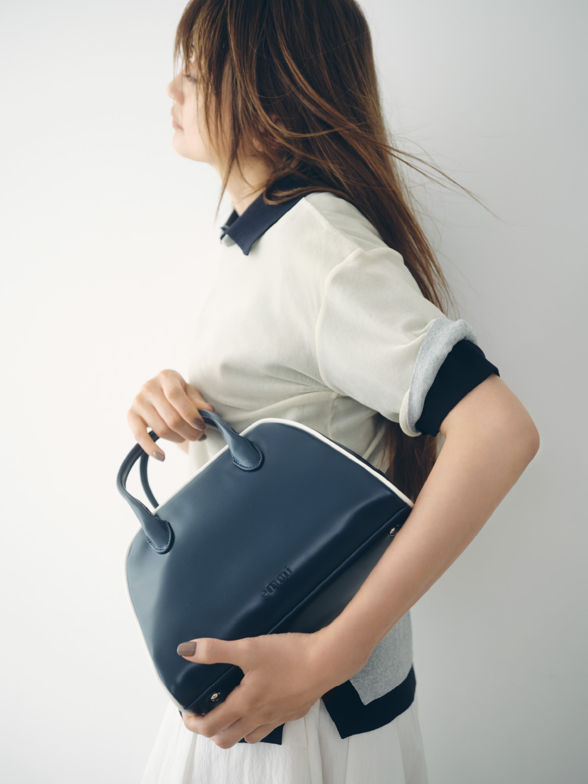 Tops 12,100yen Tops 13,200yen Skirt 16,500yen Socks 2,750yen Bag 16,500yen Shoes 18,700yen (ASICS)