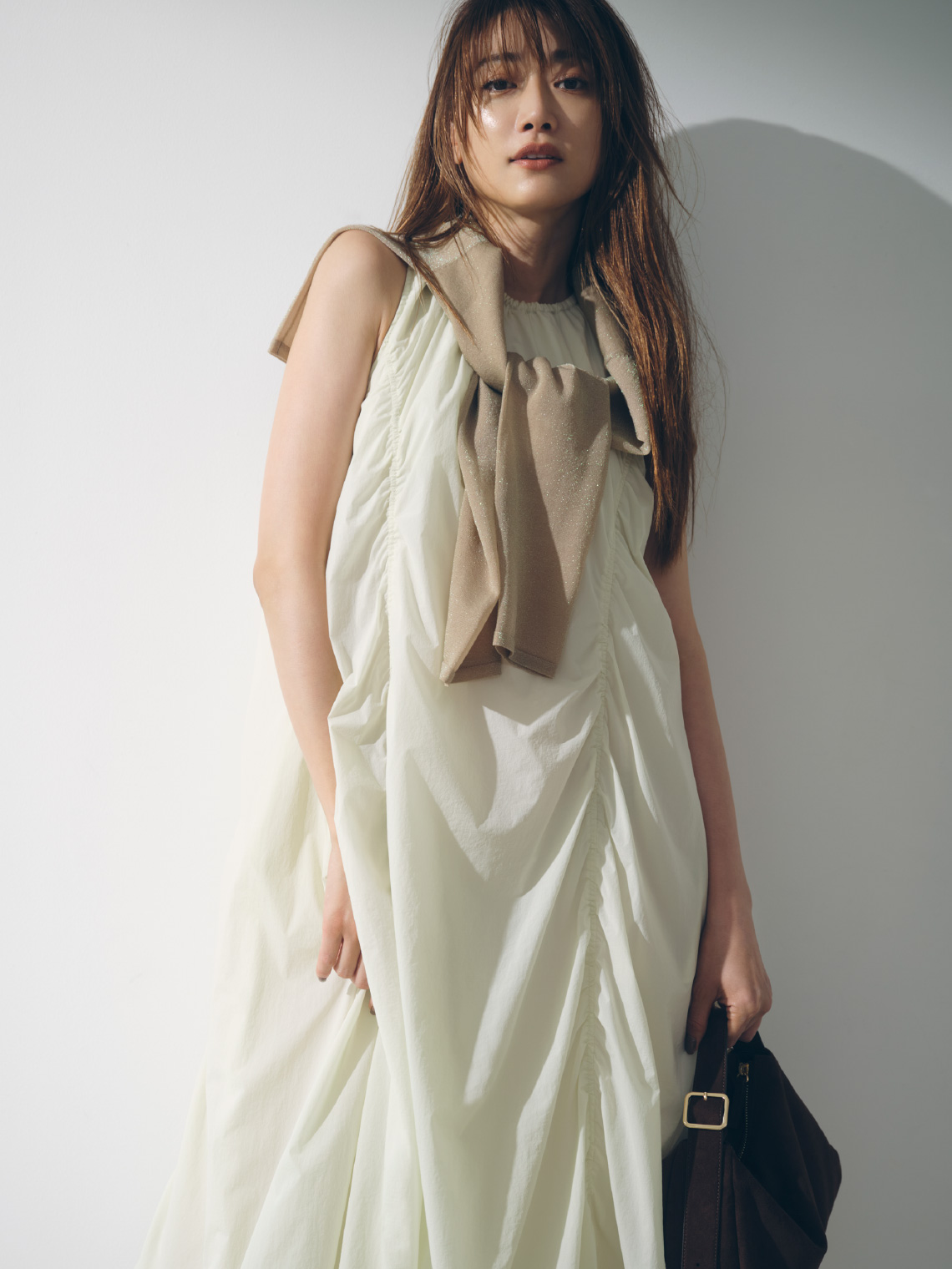 Dress 26,400yen Cardigan 14,300yen Bag 14,300yen Shoes 28,050yen(emmi×Saucony)
