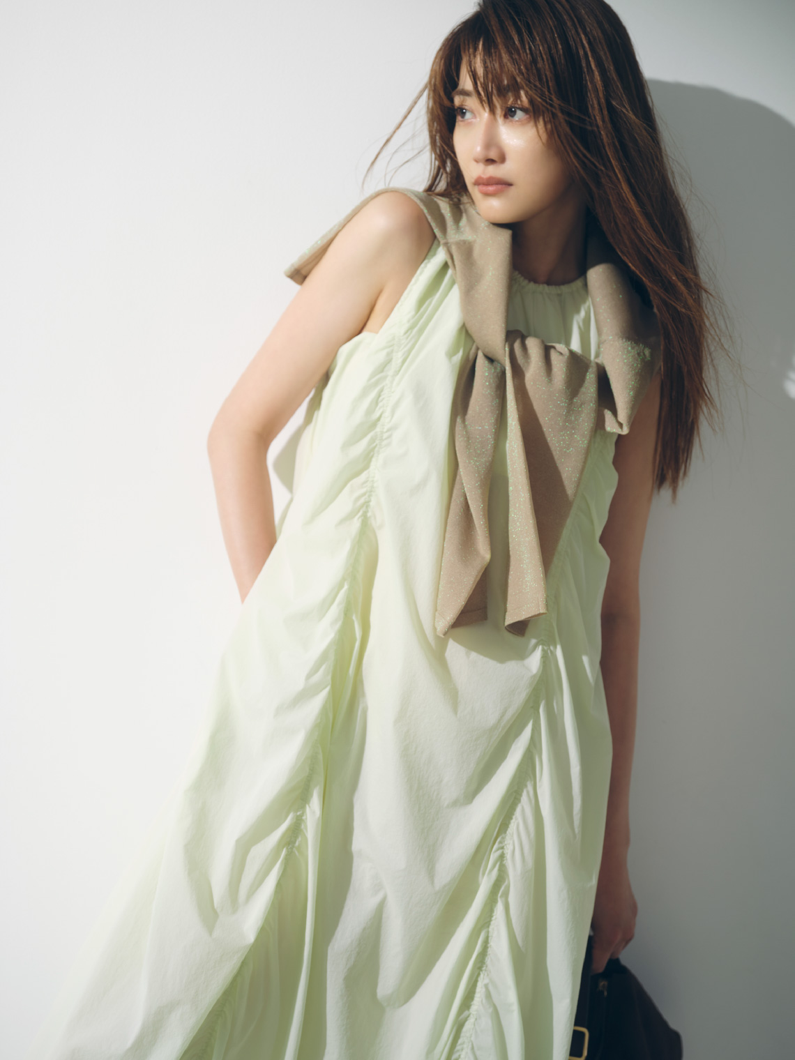 Dress 26,400yen Cardigan 14,300yen Bag 14,300yen Shoes 28,050yen(emmi×Saucony)