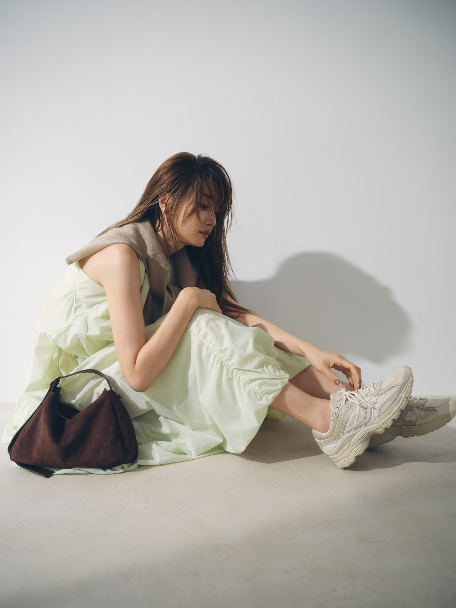 Dress 26,400yen Cardigan 14,300yen Bag 14,300yen Shoes 28,050yen(emmi×Saucony)