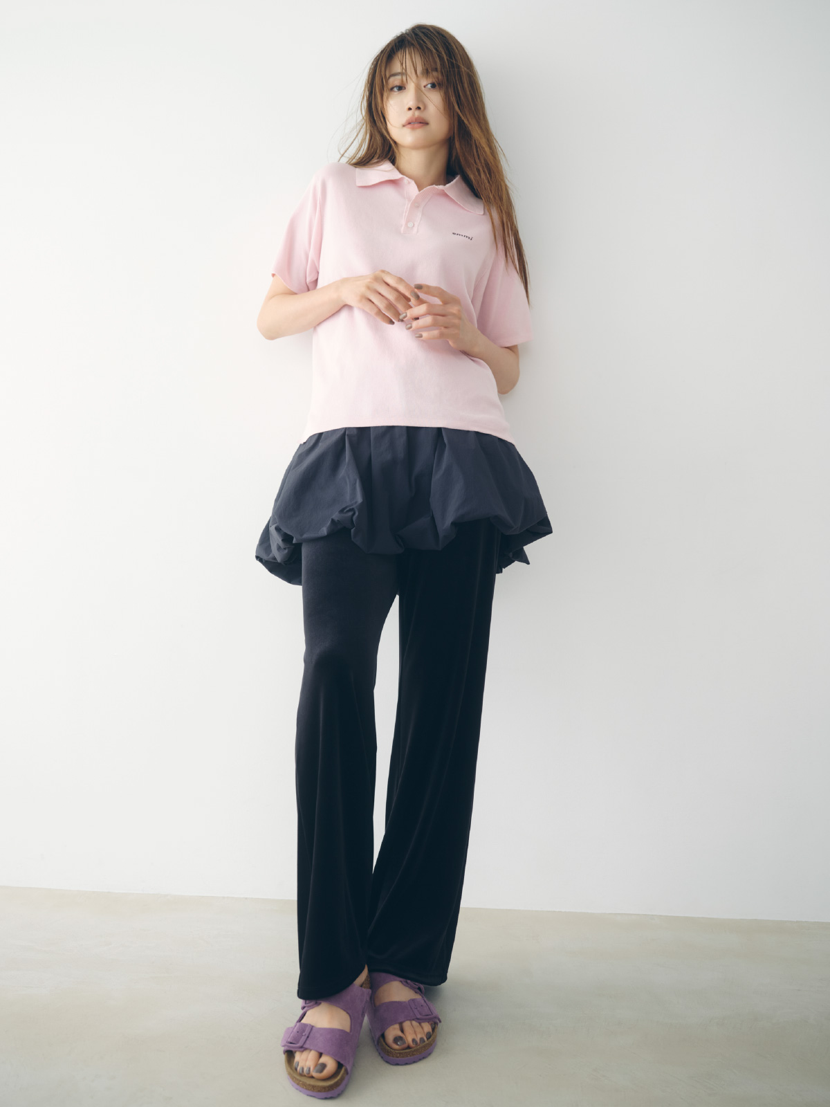 Tops 13,200yen Pants 12,100yen Skirt 15,400yen Shoes 18,700yen (emmi×BIRKENSTOCK)