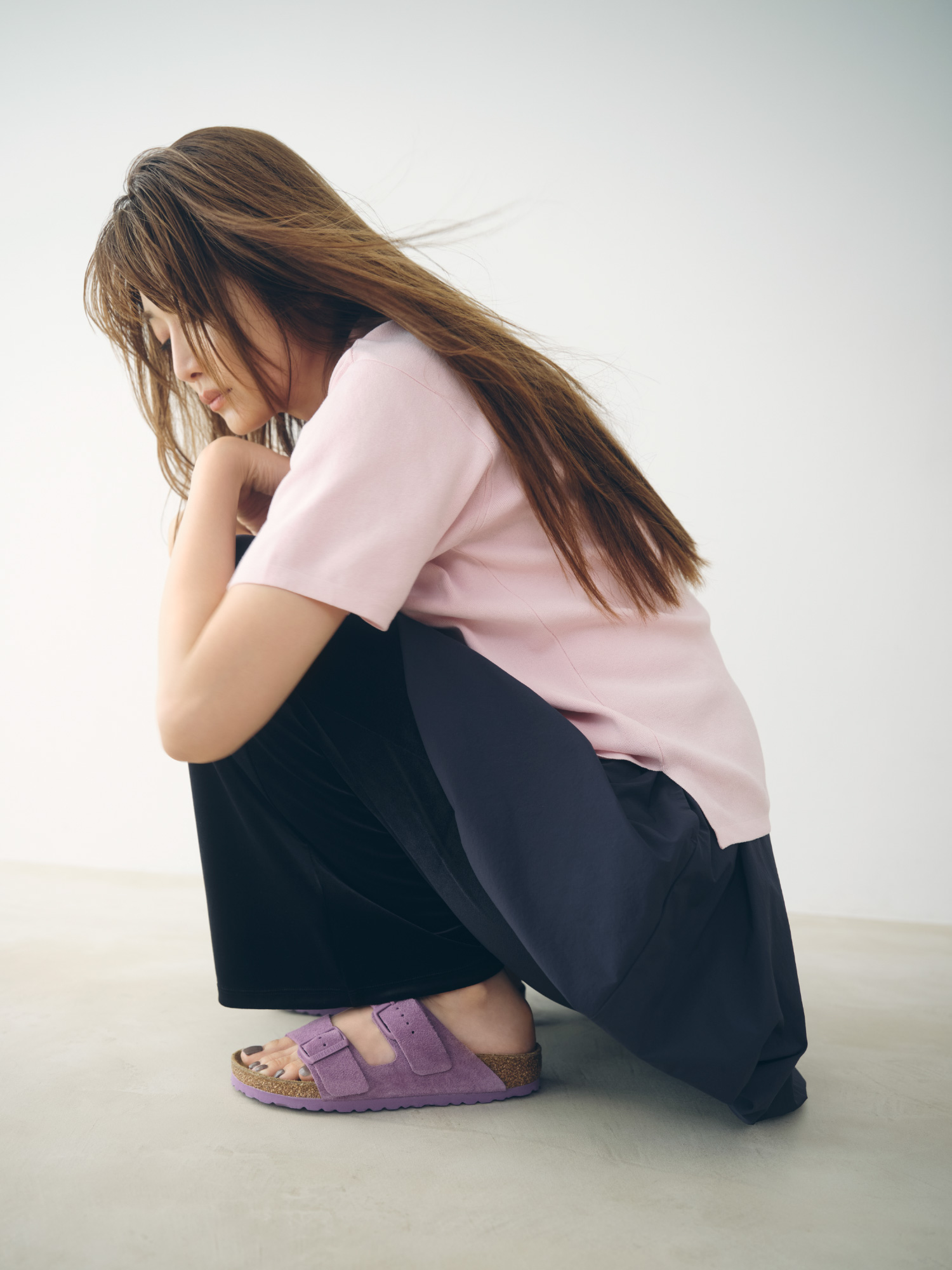 Tops 13,200yen Pants 12,100yen Skirt 15,400yen Shoes 18,700yen (emmi×BIRKENSTOCK)