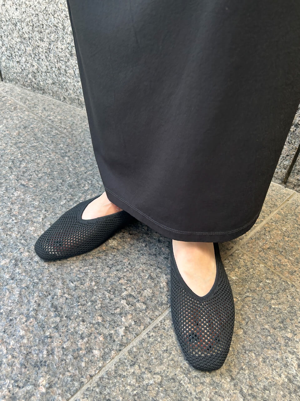 黒色のeco ウォッシャブルメッシュニットフラットシューズの着用イメージ