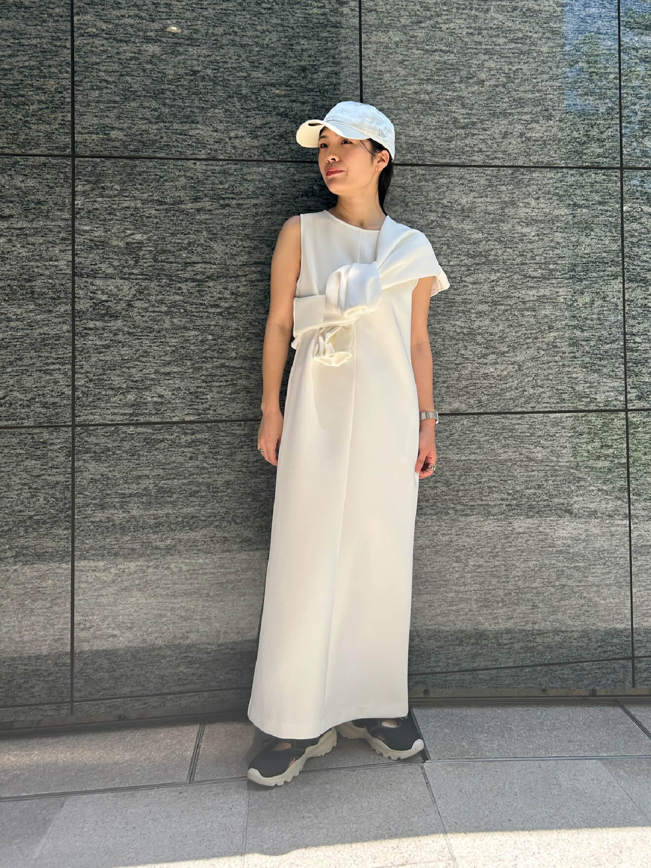 レイヤードダンボールワンピース、【emmi|NEW ERA®】9TWENTY™サテンキャップ、サンダルスニーカーの着用イメージ