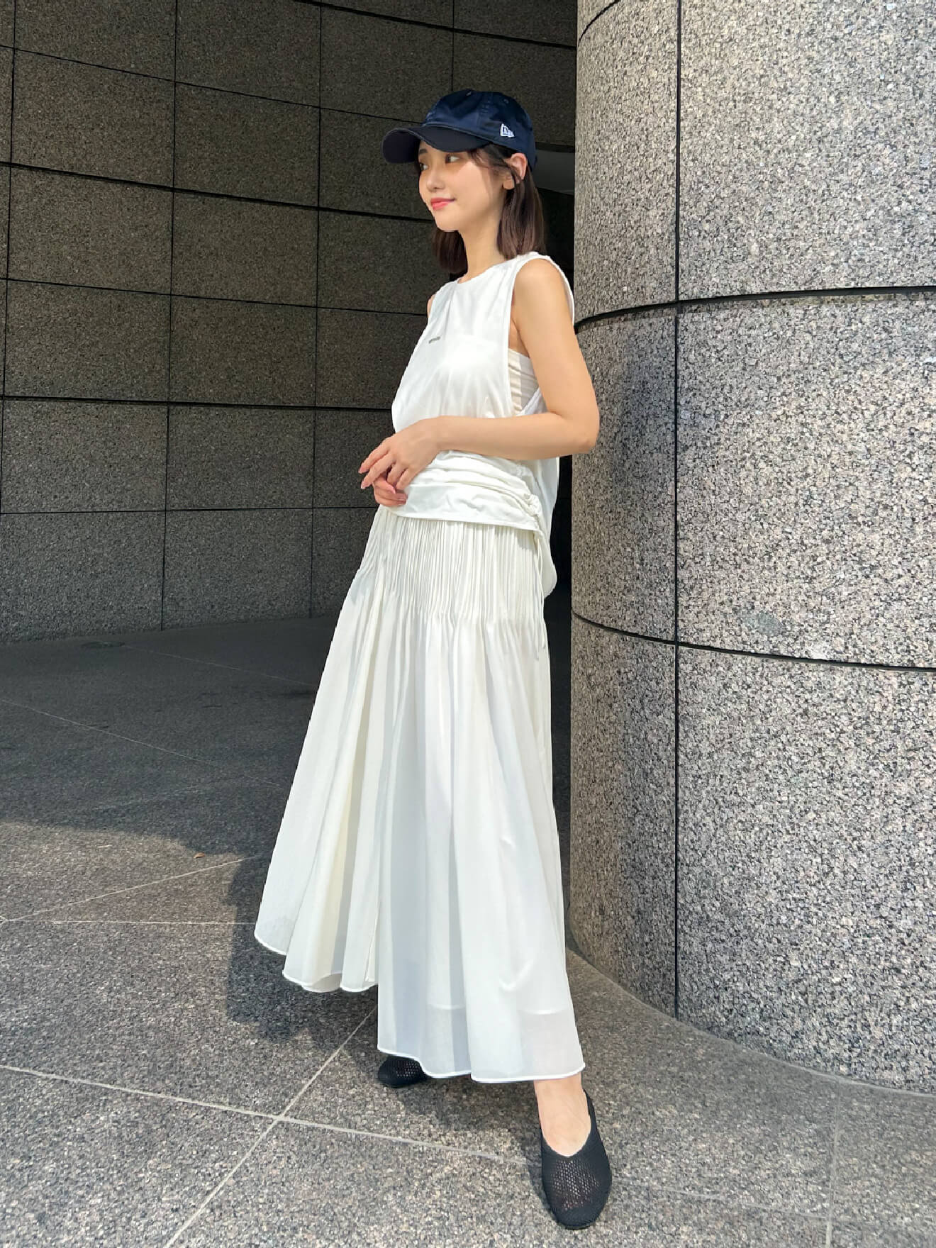 eco サイドドロストタンク、シアピンタックフレアスカート、【emmi|NEW ERA®】9TWENTY™サテンキャップ、eco ウォッシャブルニットフラットシューズの着用イメージ