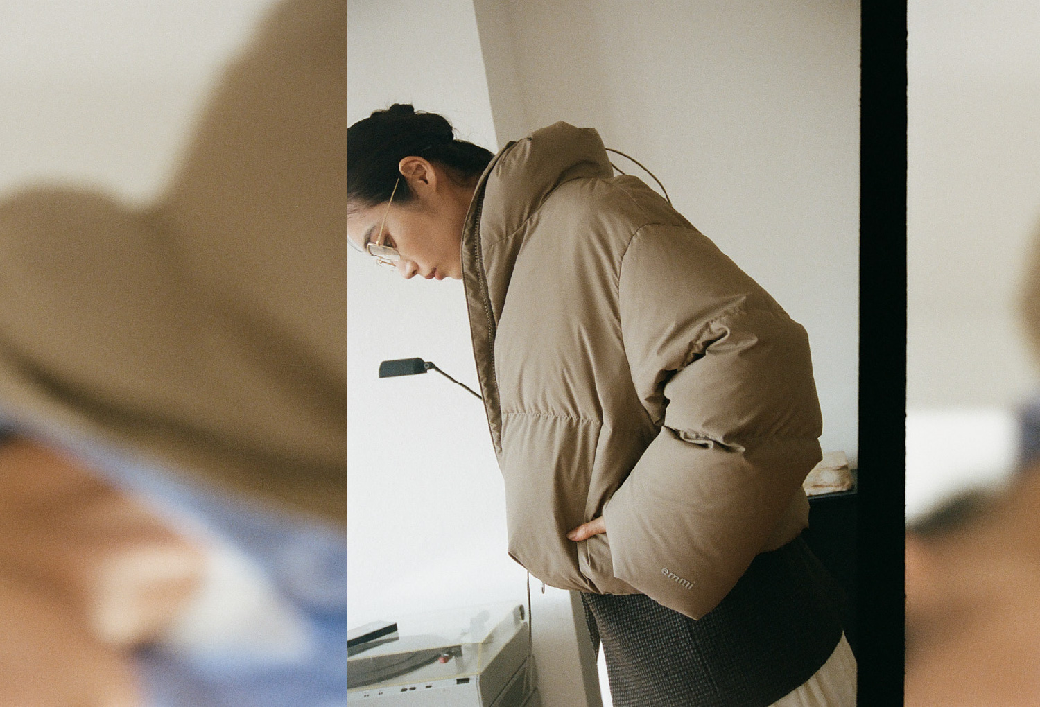オリーブ色のクロップドフォルムダウンを着用した女性の横の姿