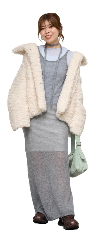 アイボリーのボリュームボアコートのコーディネート例