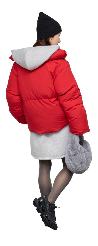 レッドのクロップドフォルムダウンのコーディネート例