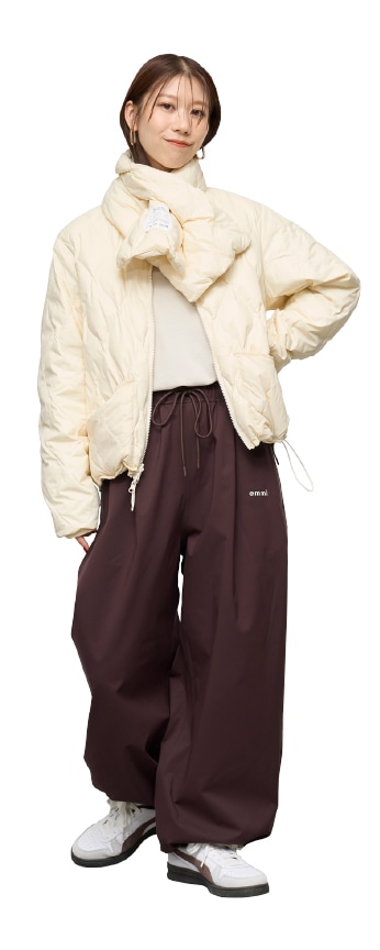 アイボリーのemmi×TAIONリバーシブルダウンのコーディネート例