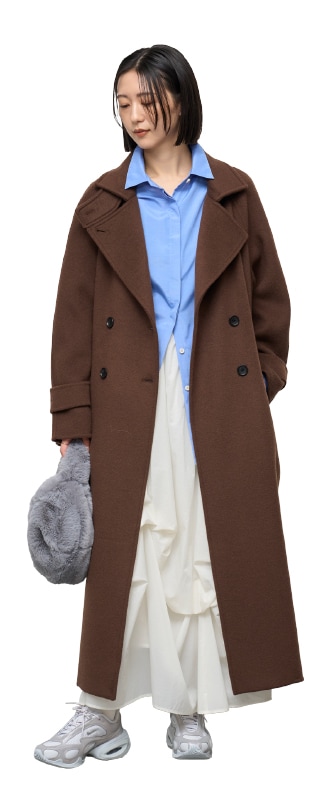 ブラウンのロイヤルジーロン・ロングコートのコーディネート例