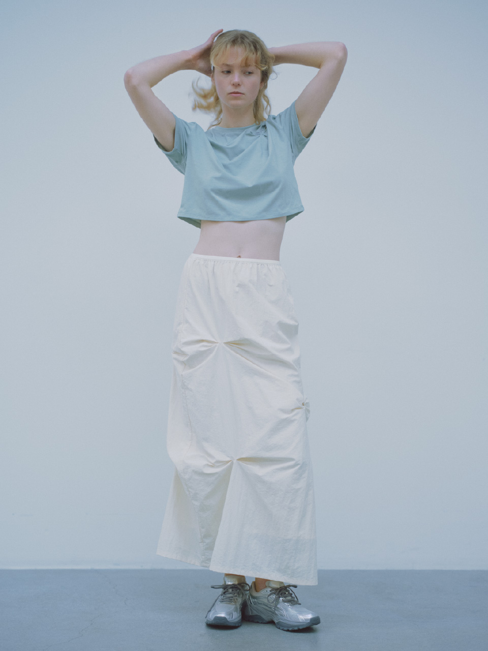 【未定】emmiロゴクロップドTシャツ/UVカット/接触冷感、【em】ボリュームメッシュスニーカーを着用したモデル画像