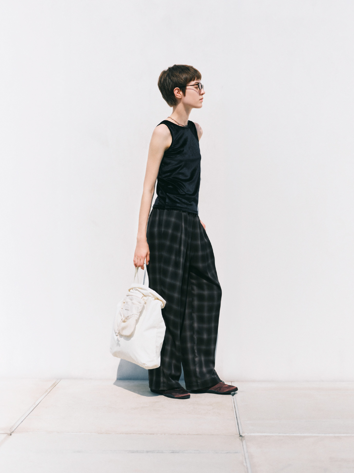 2wayベロアタンクトップ、チェックイージーパンツ、オーバルスリムサングラス、2wayサテンコードネックレス、【emmi×HUNTER】トート、【em】サテンスニーカーの着用イメージ
