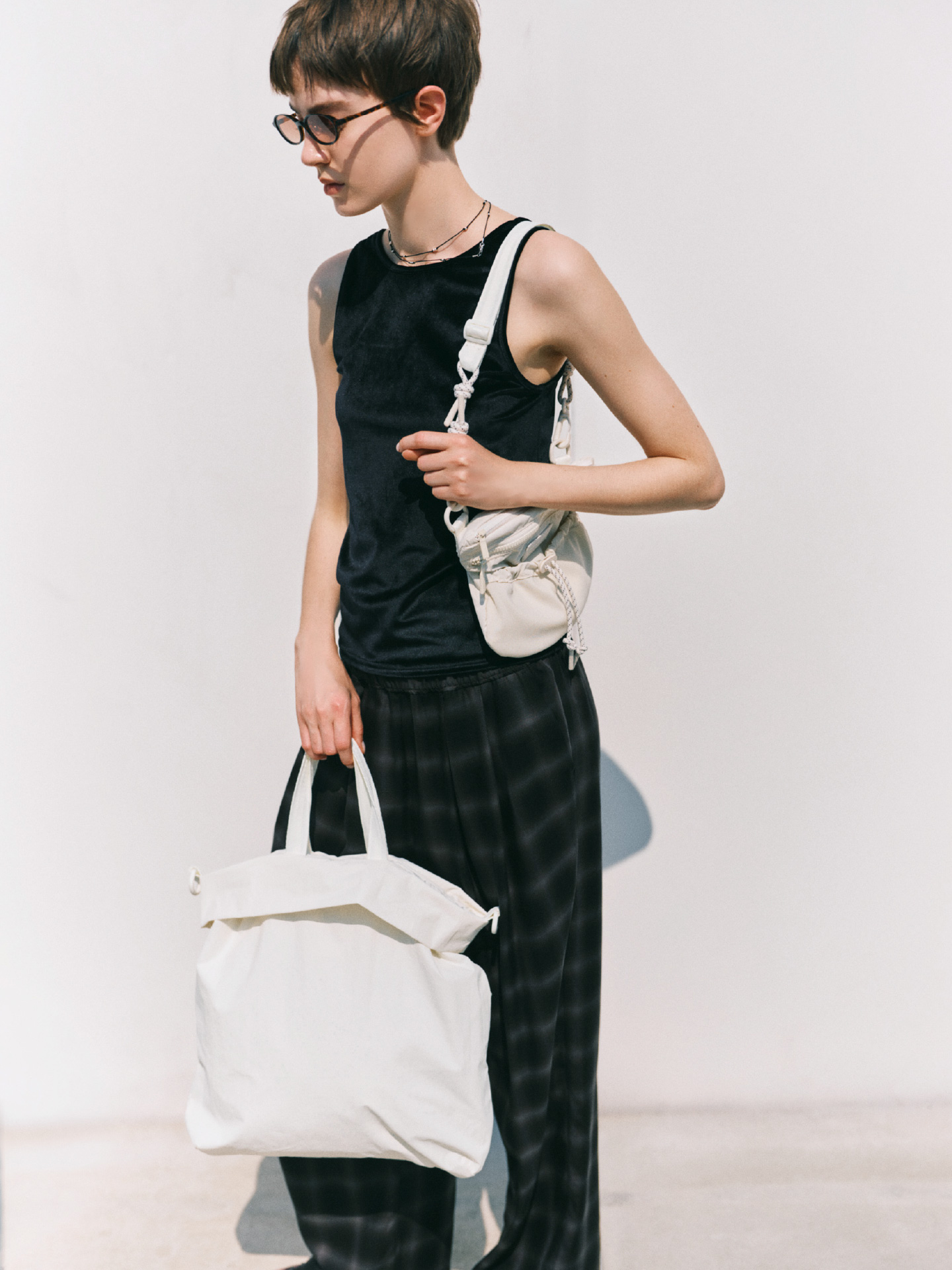 【emmi×Samsonite】スピナー65、【emmi×HUNTER】トート、2wayベロアタンクトップ、チェックイージーパンツ、オーバルスリムサングラス、2wayサテンコードネックレスの着用イメージ