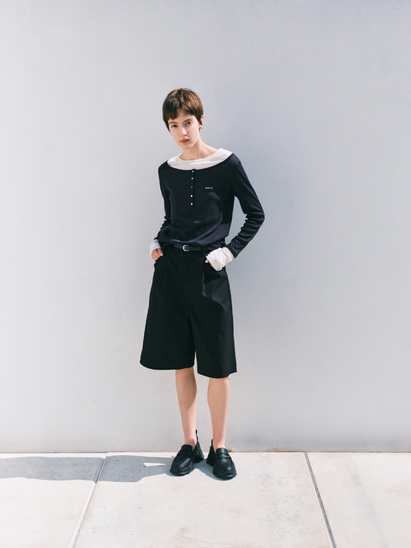 【emmiINEW ERA(R)】  9FORTY(TM) emmiロゴキャップ、eco ベルトセットバミューダパンツ、ミニドロップイヤリング、スニーカーソールローファーの着用イメージ