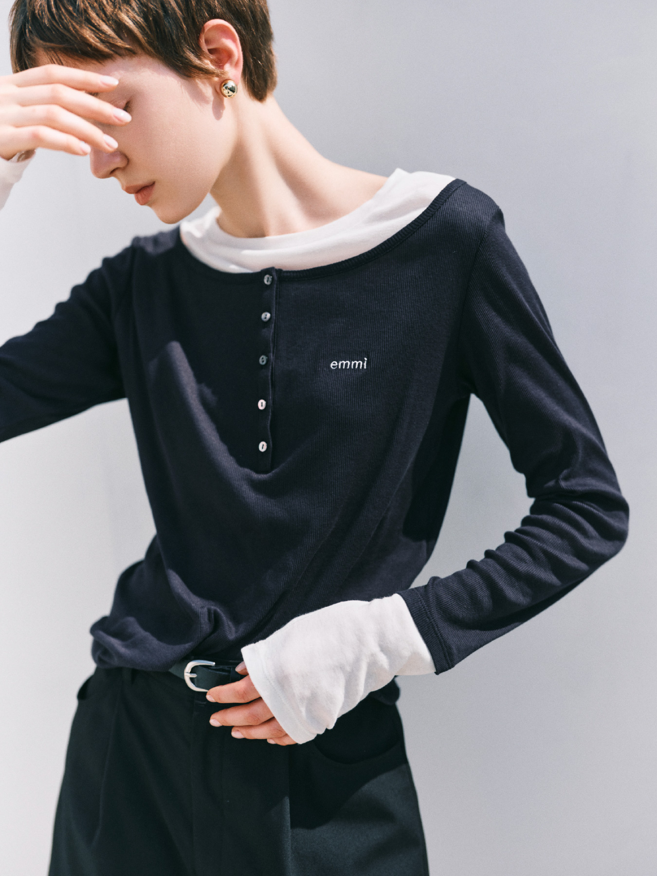 【emmiINEW ERA(R)】  9FORTY(TM) emmiロゴキャップ、eco ベルトセットバミューダパンツ、ミニドロップイヤリングを着用したモデル画像
