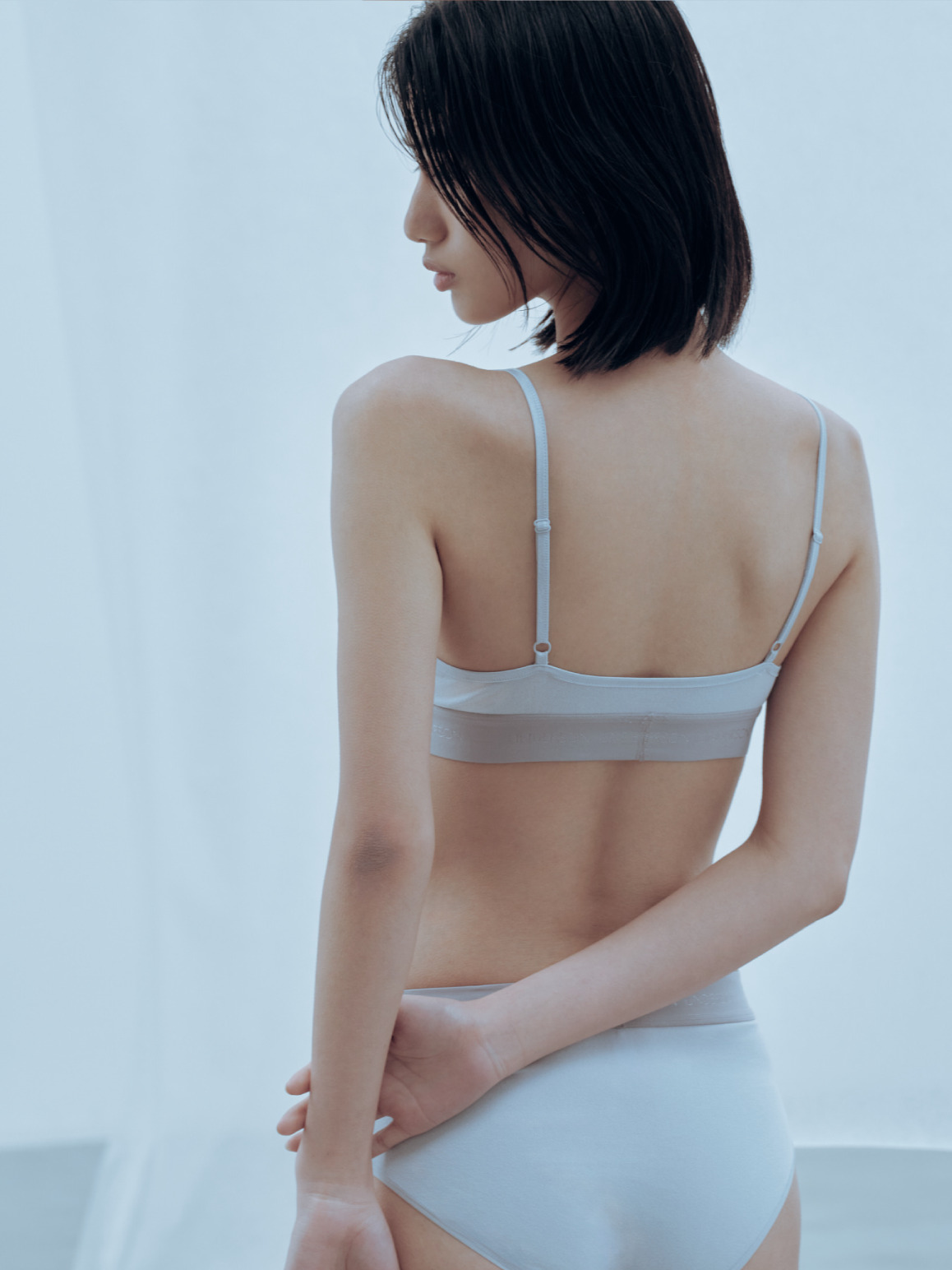 Bralette と Full Hip Shorts の後ろ姿カット