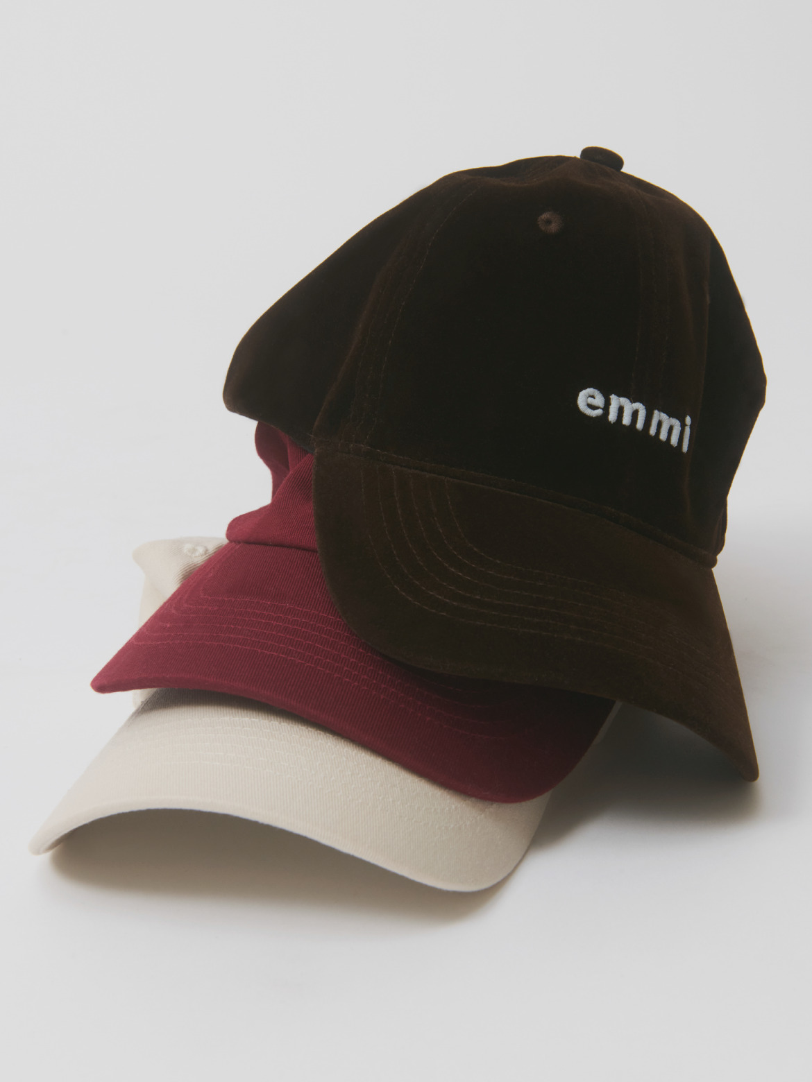 emmi のロゴキャップ3色