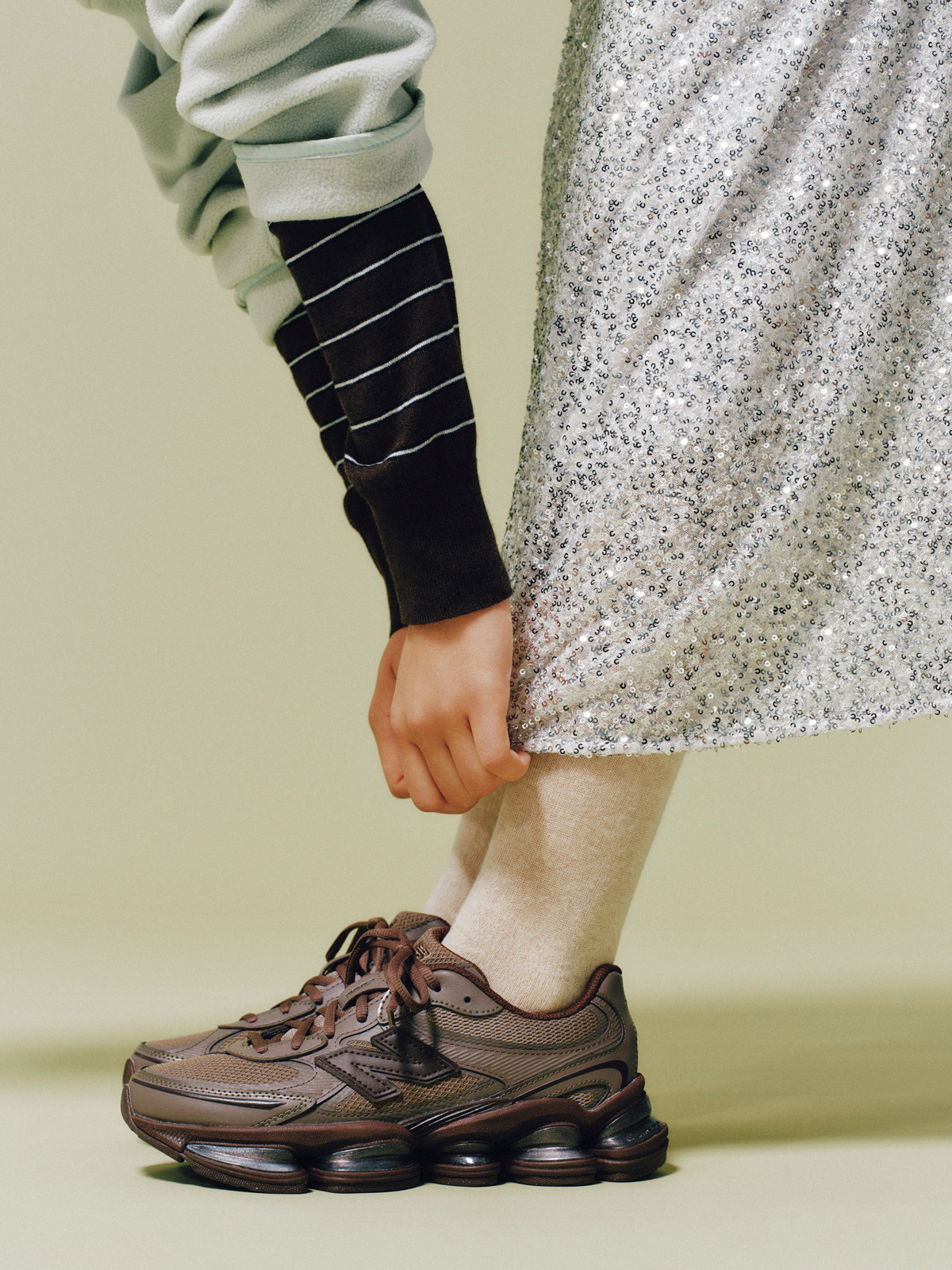 スパンコールスカートとNew Balance MT10を履いた足元