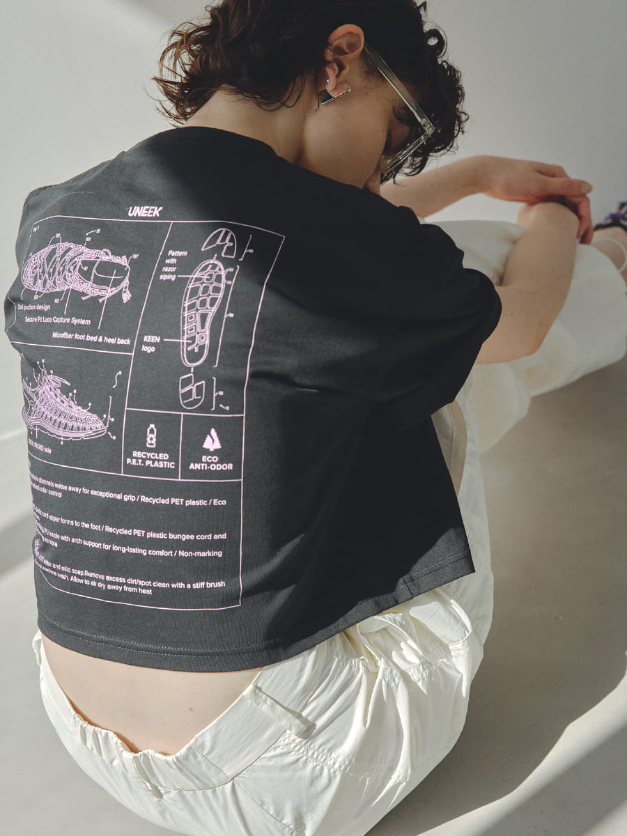T-shirt (emmi×KEEN) Pants Sunglasses Pierced earrings Bag (KEEN) Shoes (emmi×KEEN)