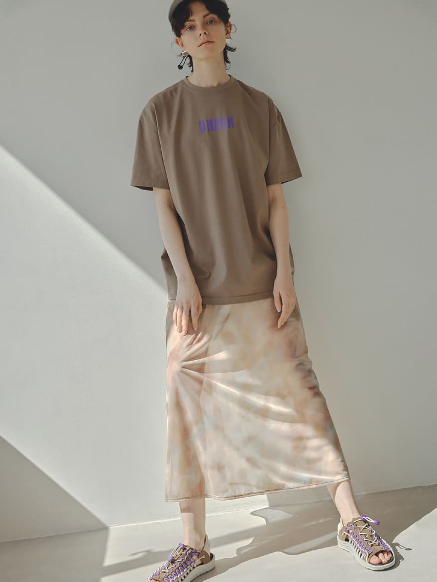 T-shirt (emmi×KEEN) Dress Leggings Cap (KEEN) Pierced earrings Shoes (emmi×KEEN)